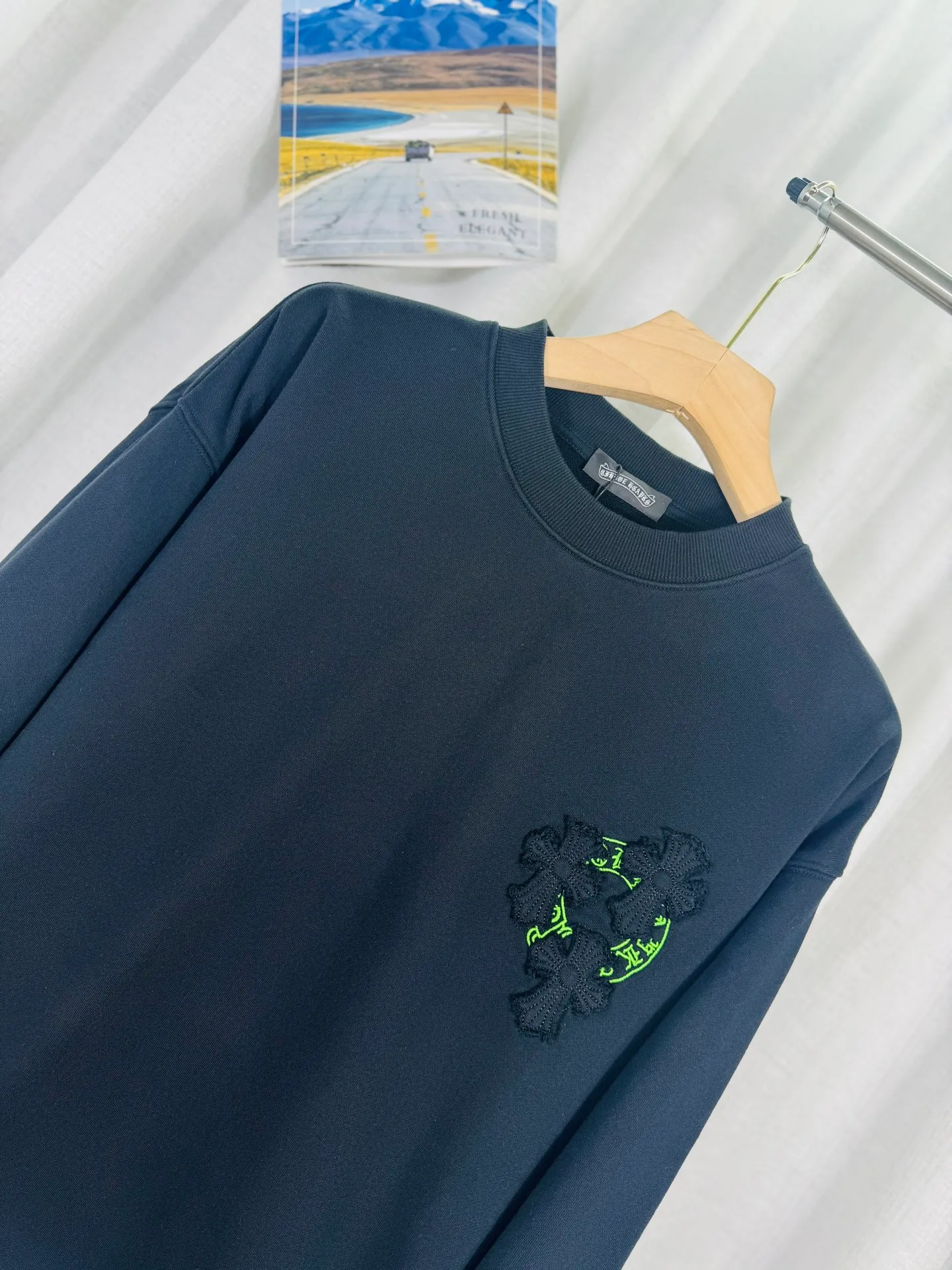 P260 top version, real shot without P, ​​different from market currency) 𝗖𝗵𝗿𝗼𝗺𝗲 𝗛𝗲𝗮𝗿𝘁𝘀/Cro Heart 2025 washed patch embroidery autumn and winter new original single counter American laser burnt 3D three-dimensional color embroidered couple casual sweatshirt 👑The highest version! Customized fabric 430g tripe terry fabric! American acid-washed and distressed original fabric laser burnt ✟appliqué embroidery and exquisite embroidery of letters! The best-selling model in the counter, very comfortable to wear. Accessories: original molded and authenticated collar label➕100% silk wash label. Genuine purchase-grade original hangtag➕matching hanging rope➕3D hanging beads➕original packaging bag. Craftsmanship: The original version has consistent wiring! The highest version of the armhole matching technique! Color: White Black Size: S M L XL Style Number: 25-357